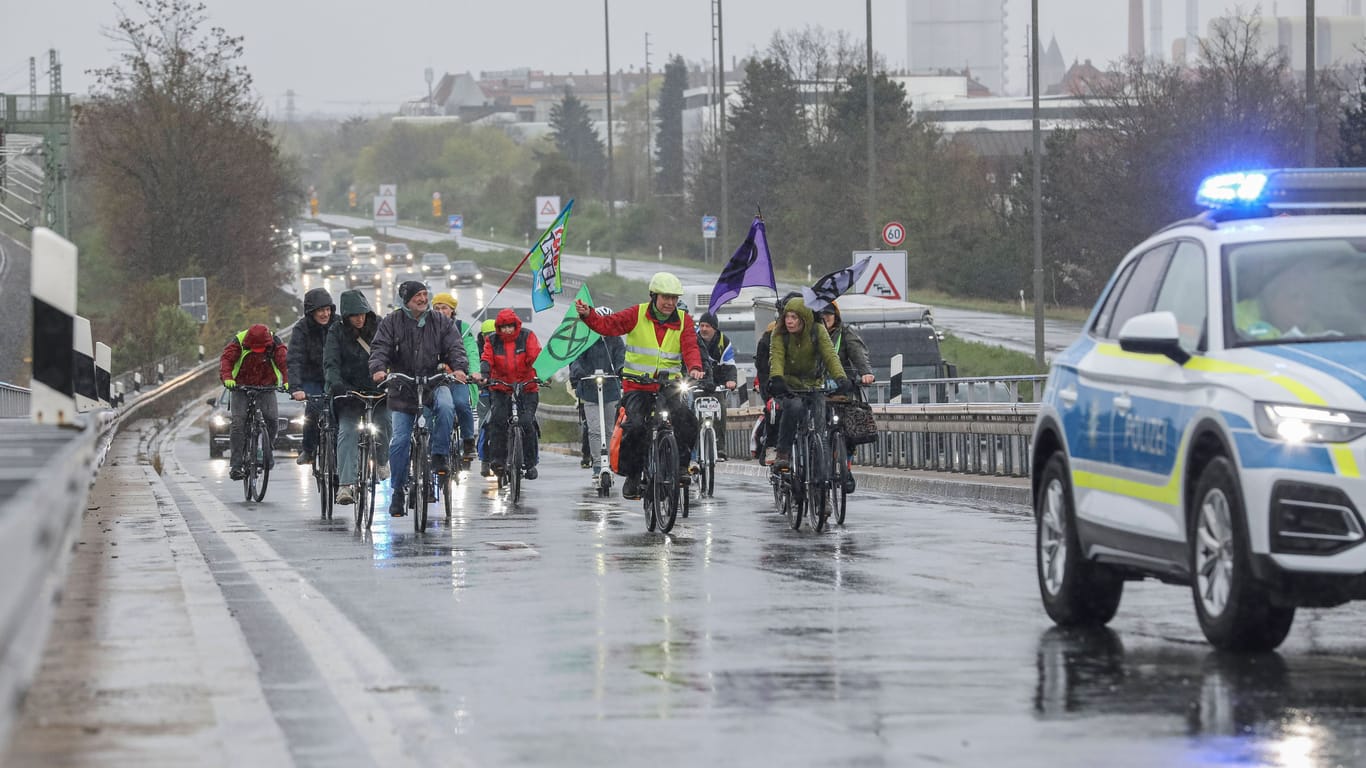Radfahrer auf dem Frankenschnellweg: Im Feierabendverkehr kam es daher zu massiven Beeinträchtigungen.