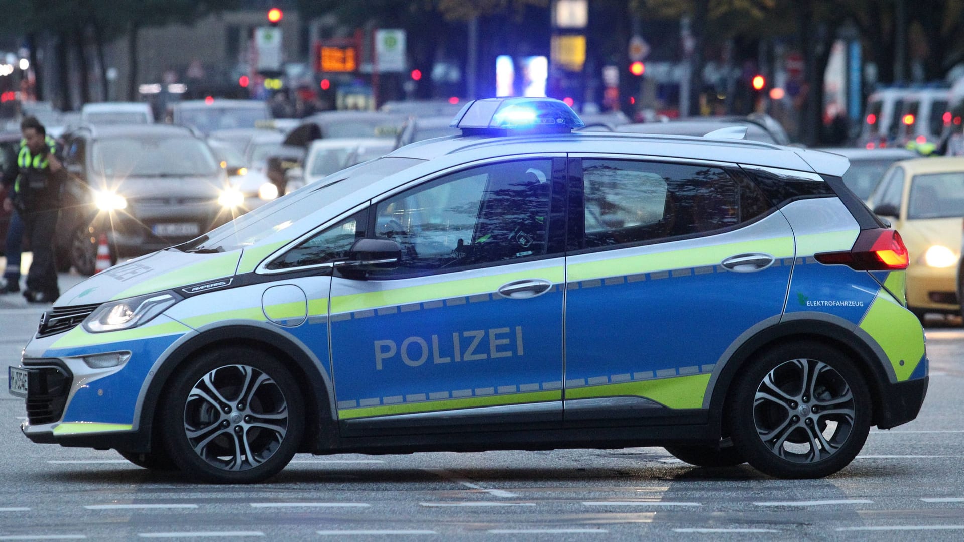 Ein Polizeiauto steht an einer Kreuzung (Symbolbild): Ein 32-Jähriger wenige Stunden nach seiner Festnahme gestorben. Ein Polizeiauto steht an einer Kreuzung (Symbolbild): Ein 32-Jähriger wenige Stunden nach seiner Festnahme gestorben.