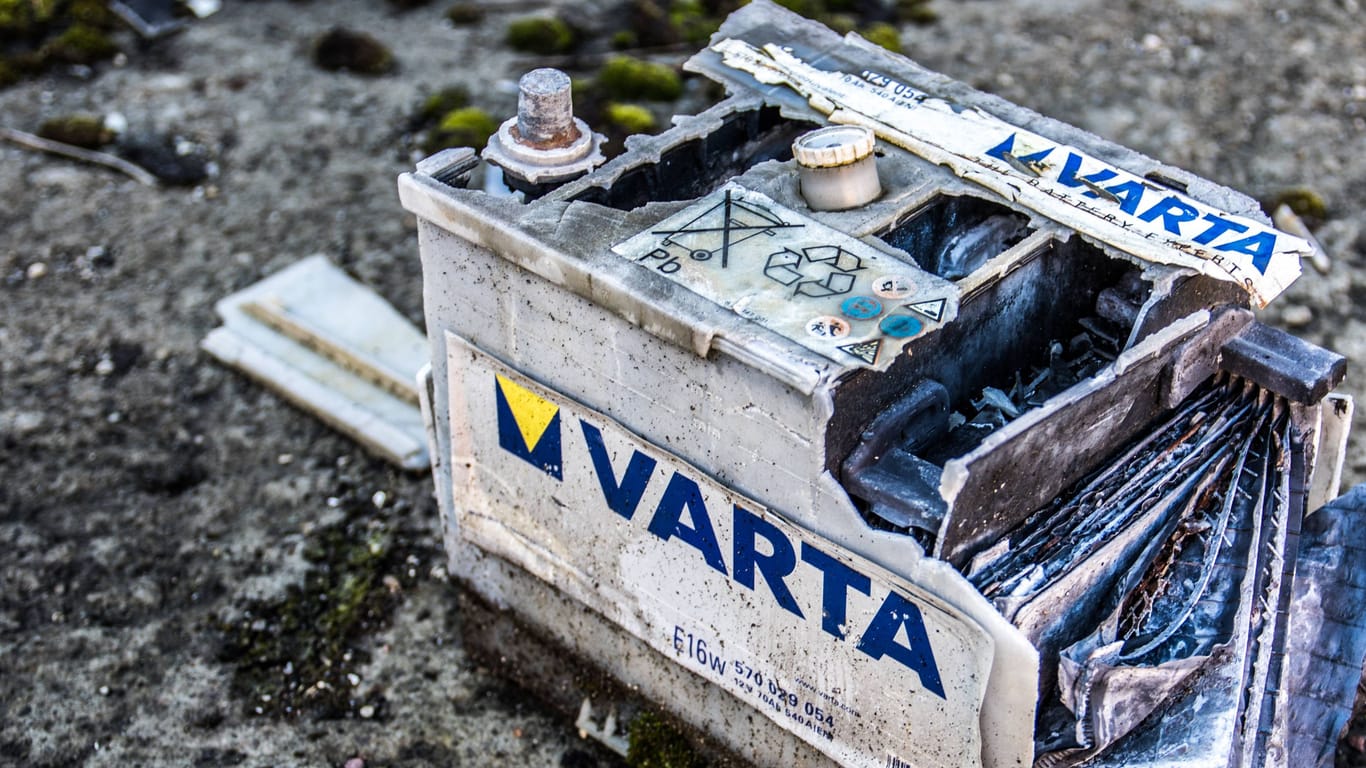 Kaputte Autobatterie von Varta (Symbolbild): Eigentlich hatte das Unternehmen erst vergangenes Jahr eine Umstrukturierung beschlossen.
