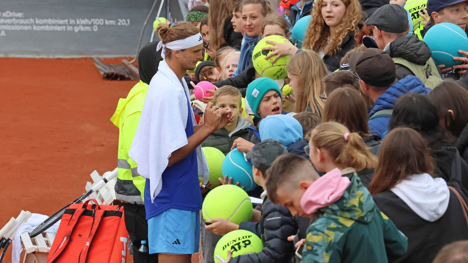 Gefragter Mann: Alexander Zverev muss nach dem Training Autogramme schreiben.