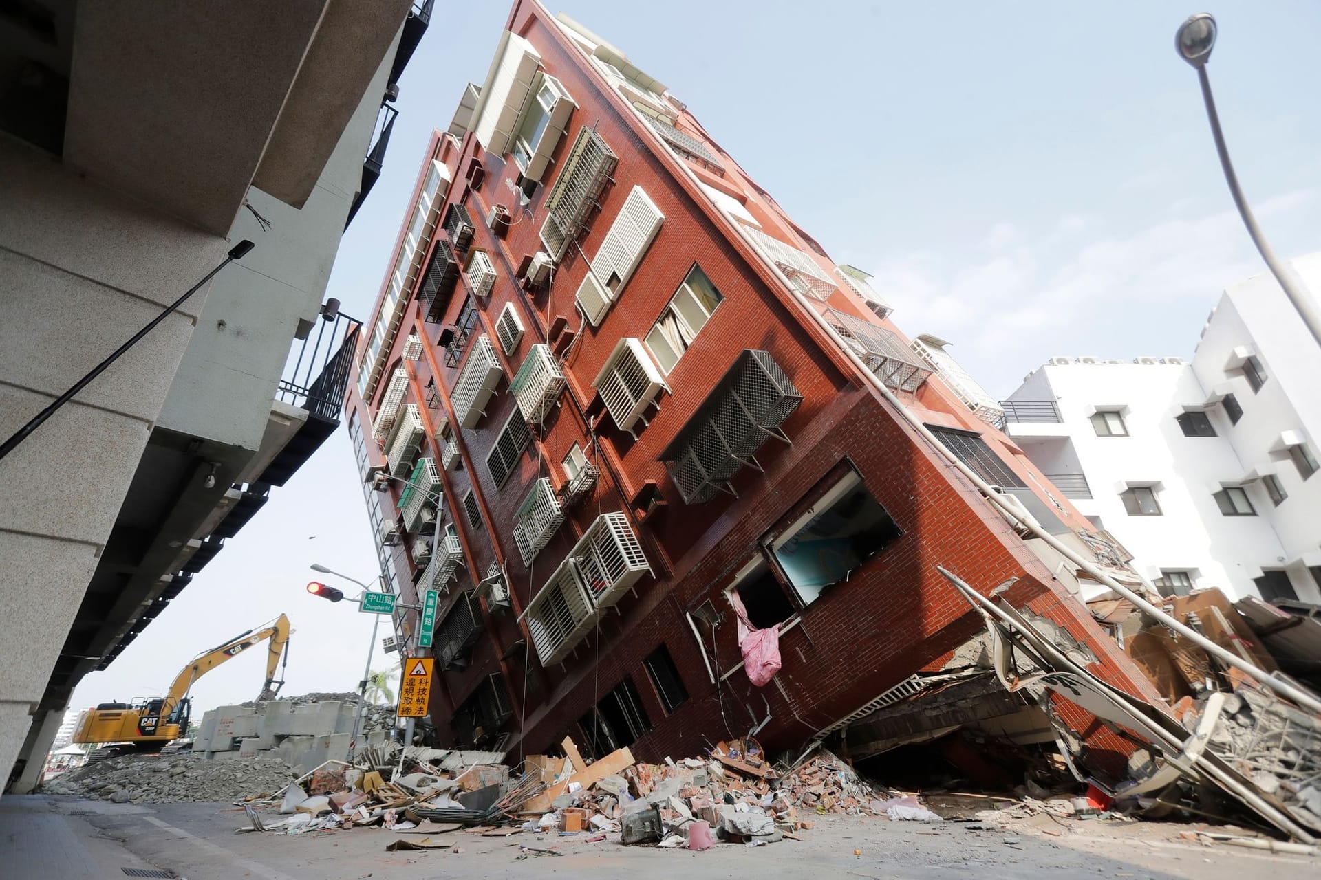 Nach schwerem Erdbeben vor Taiwan