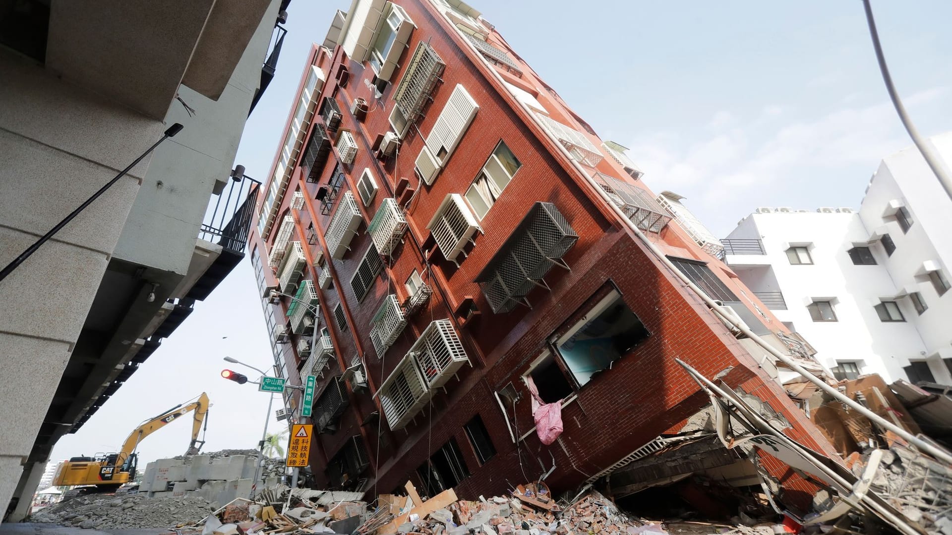 Nach schwerem Erdbeben vor Taiwan