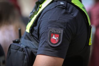 Ein Beamter der Polizei Niedersachsen (Symbolbild): Der 34-Jährige wurde festgenommen.