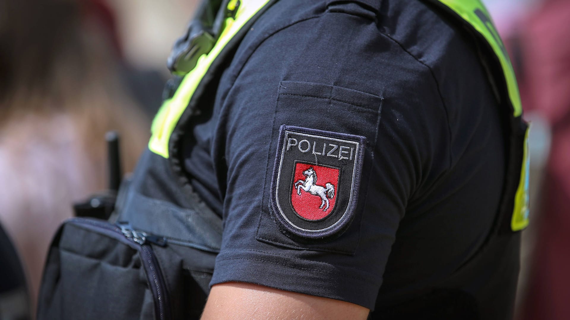 Ein Beamter der Polizei Niedersachsen (Symbolbild): Der 34-Jährige wurde festgenommen.