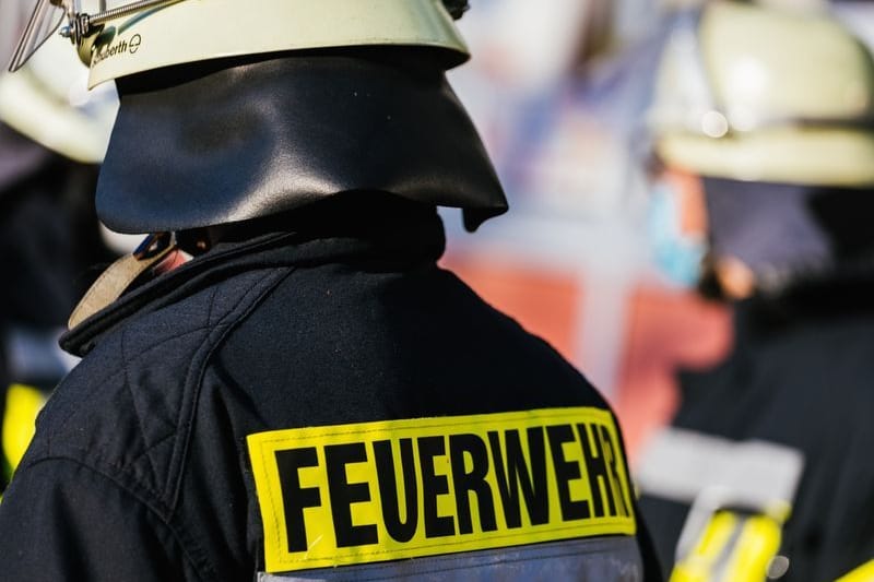 Einsatzkräfte der Feuerwehr in Schutzkleidung (Symbolbild): Beim Brand einer Schweinemastanlage verbrannten Tausende Tiere.