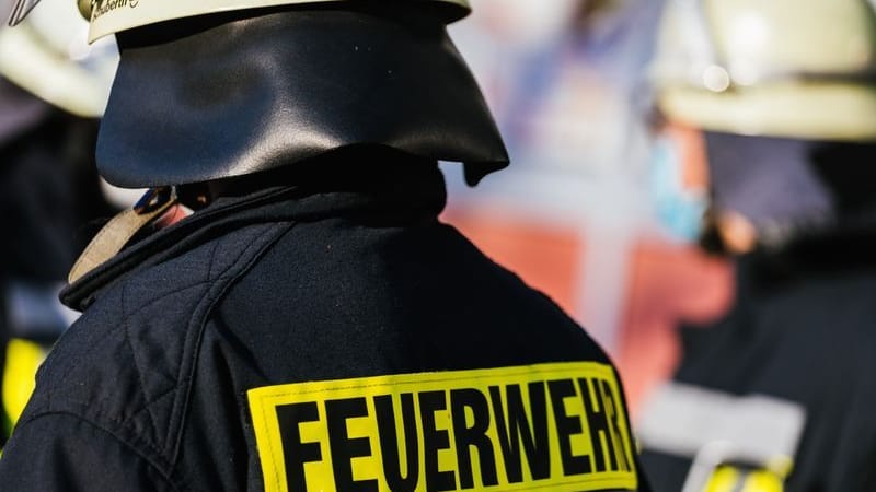 Einsatzkräfte der Feuerwehr in Schutzkleidung (Symbolbild): Beim Brand einer Schweinemastanlage verbrannten Tausende Tiere.