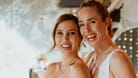 Chiara (Alexandra Fonsatti, l.) und Ava (Laura Egger) werden "Alles was zählt" nach ihrer TV-Hochzeit verlassen.
