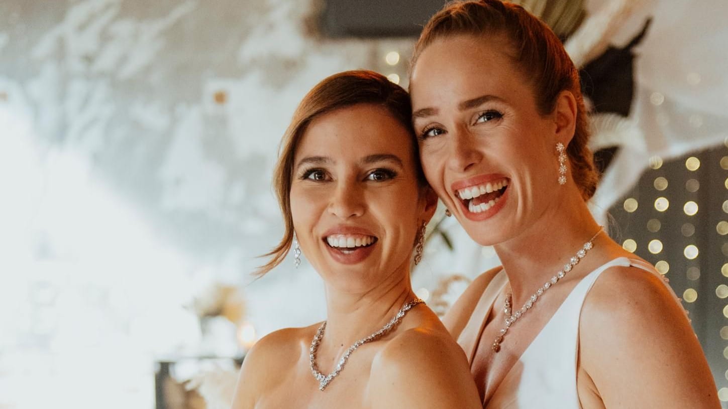 Chiara (Alexandra Fonsatti, l.) und Ava (Laura Egger) werden "Alles was zählt" nach ihrer TV-Hochzeit verlassen.