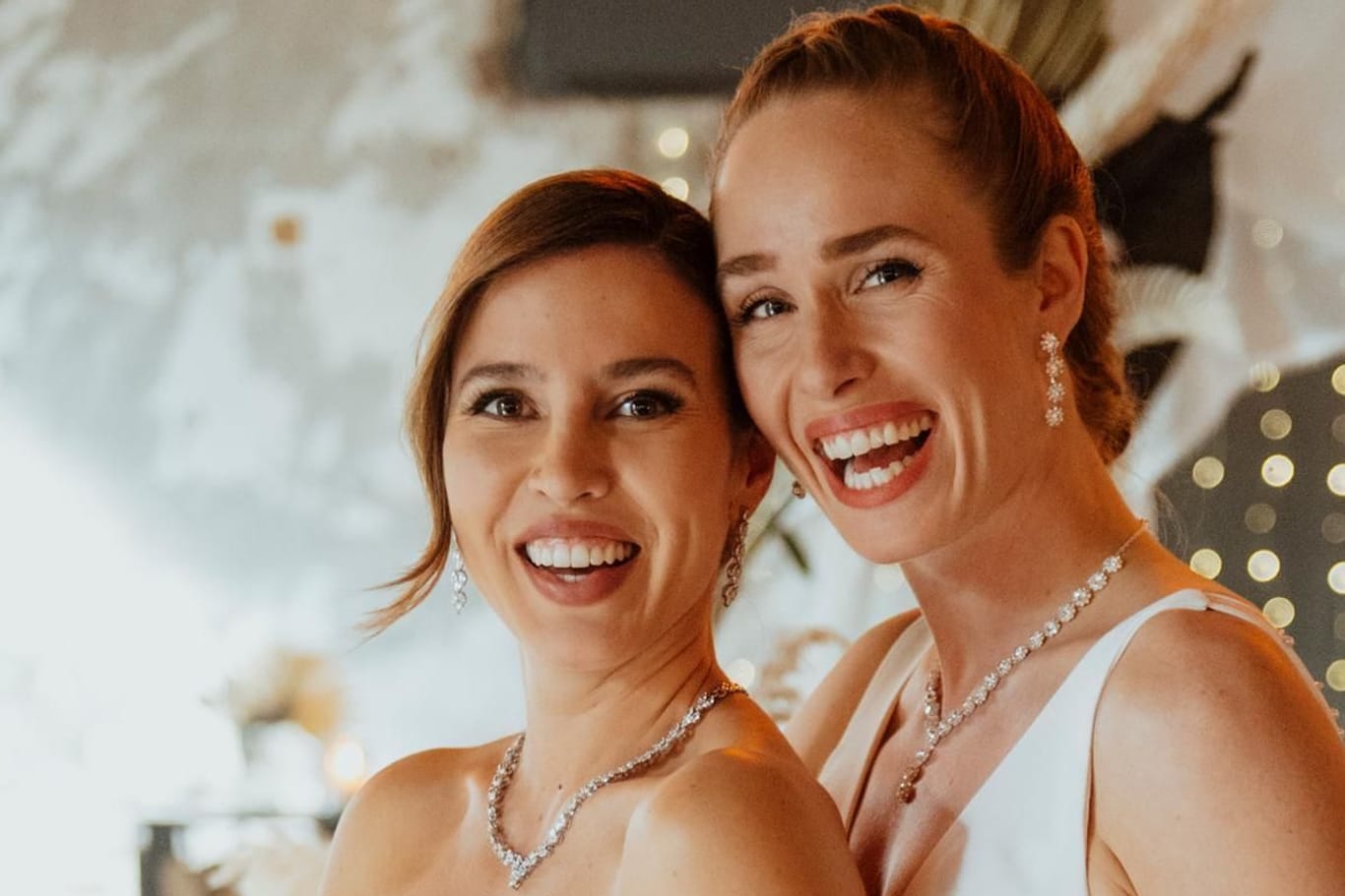 Chiara (Alexandra Fonsatti, l.) und Ava (Laura Egger) werden "Alles was zählt" nach ihrer TV-Hochzeit verlassen.