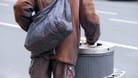 Ein Mann sucht nach Pfandflaschen (Symbolbild): Die Region Hannover will etwas gegen Armut tun.