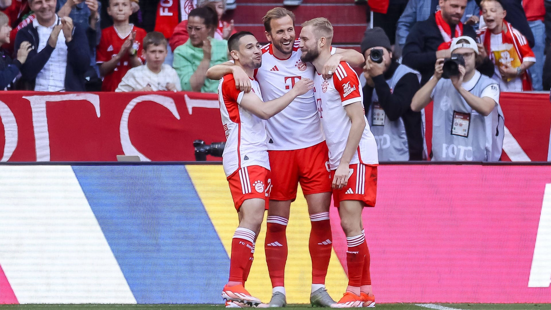 Der FC Bayern hat sein Bundesliga-Heimspiel gegen Eintracht Frankfurt mit 2:1 gewonnen und damit eine gelungene Generalprobe für das Halbfinalhinspiel am Dienstag gegen Real Madrid hingelegt. Harry Kane stellte dabei einen neuen persönlichen Rekord auf. Auch ein anderer Bayernstar begann stark, wurde aber von einer Verletzung gestoppt. Die Einzelkritik.