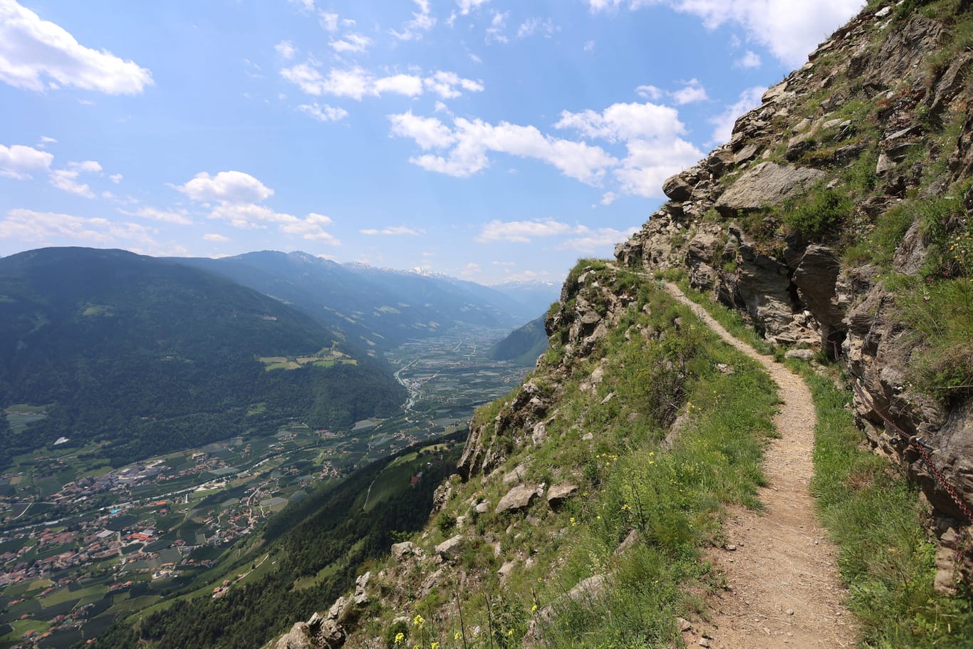 Wanderweg mit Blick auf den Vellauer Felsenweg und dem Vinschgau im Hintergrund.
