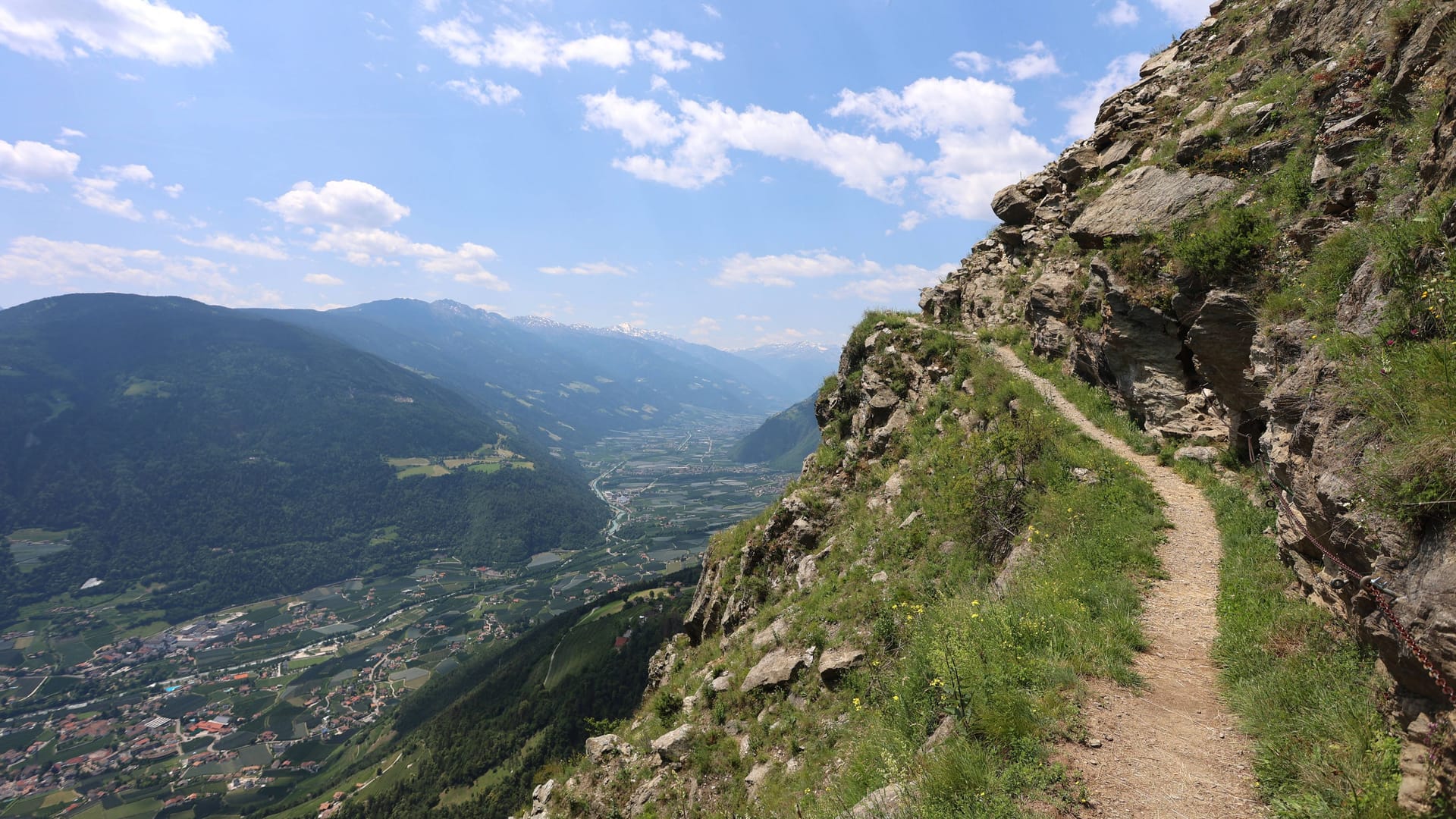 Wanderweg mit Blick auf den Vellauer Felsenweg und dem Vinschgau im Hintergrund.