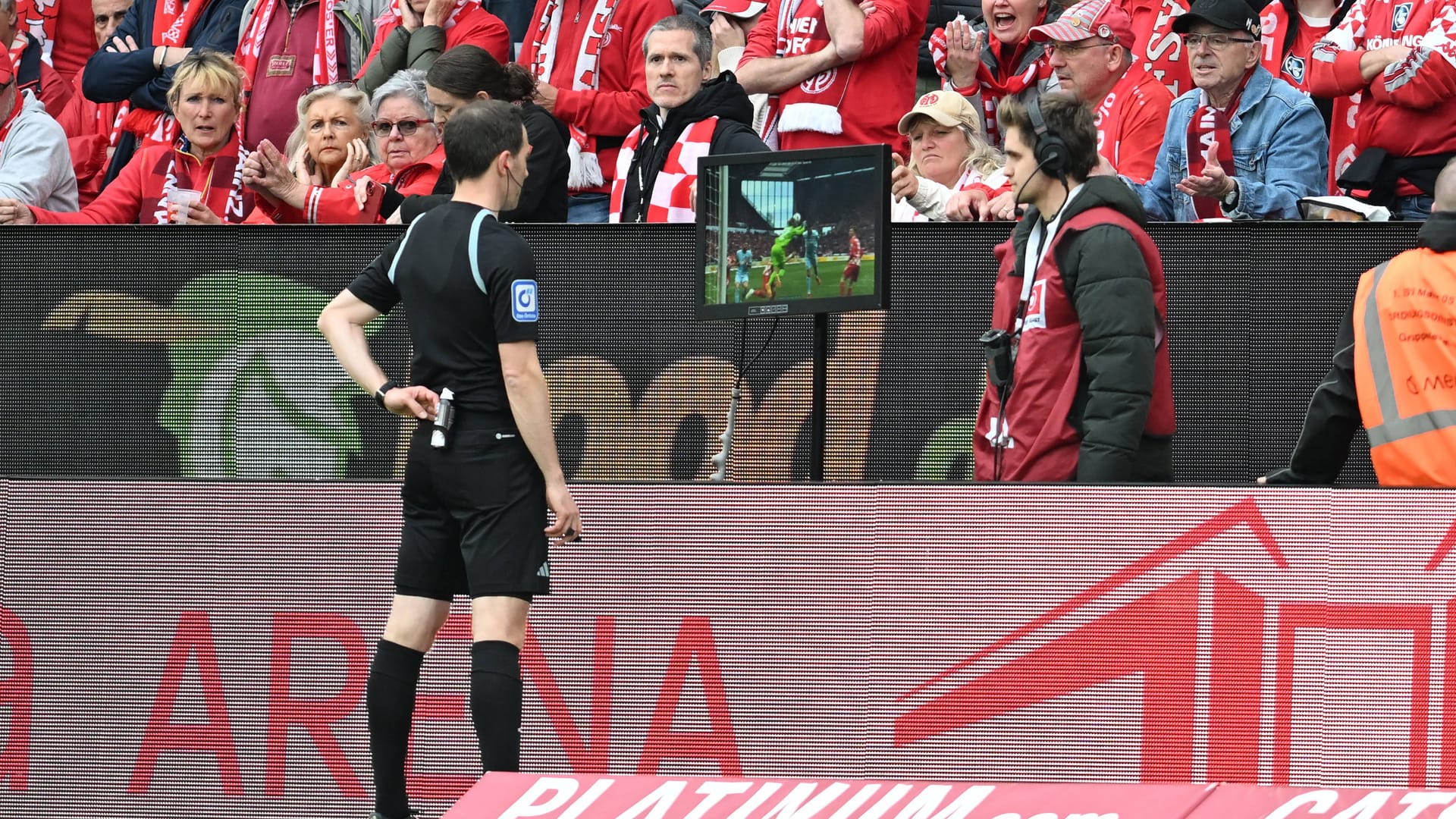 Mewa-Arena Mainz: Schiedsrichter Benjamin Brandt beim Videoassistenten.