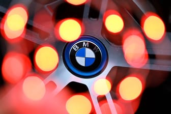 BMW-Logo auf einer Felge (Symbolfoto): Der Polizei liegen Hinweise vor, dass der Unfallverursacher noch minderjährig ist, so ein Sprecher.