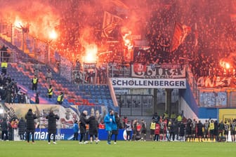 St. Pauli feiert einen Sieg gegen Rostock (Archivbild): Die beiden Teams sind Erzrivalen, zwischen denen es regelmäßig kracht.