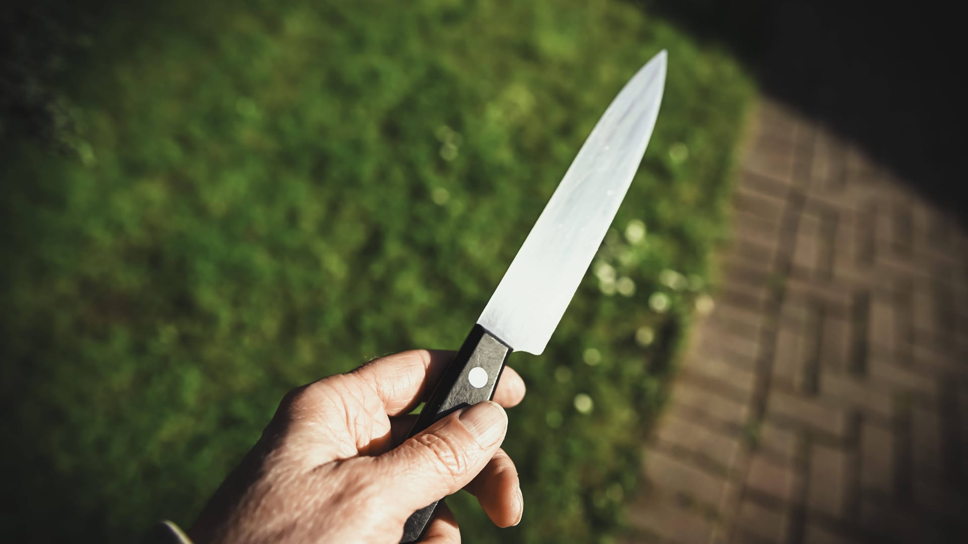 Ein Mann hält ein Messer in der Hand (Symbolbild): In Köln ist ein 59-Jähriger mit Stichverletzungen gefunden worden.