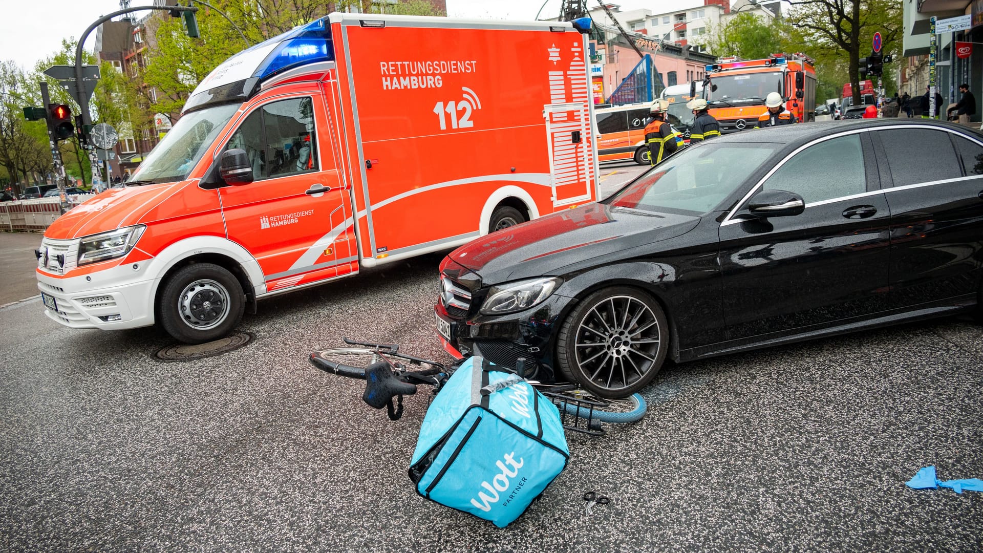 Der Unfallort in Ottensen: Ein Autofahrer hat einen Fahrrad-Lieferanten übersehen und schwer verletzt. Der Unfallort in Ottensen: Ein Autofahrer hat einen Fahrrad-Lieferanten übersehen und schwer verletzt.