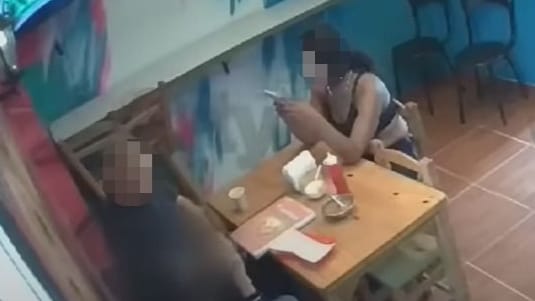 Mutter lässt den Blick nicht vom Handy: Der Mann (l.) soll ihre Tochter mutmaßlich für Sex gekauft haben.