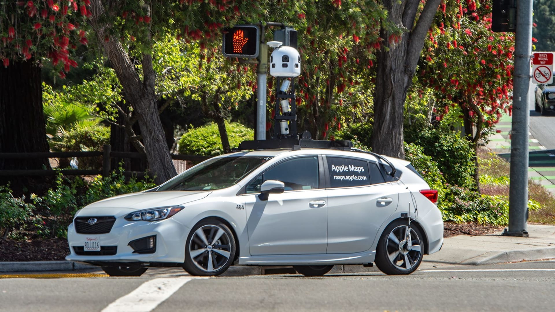 ARCHIV - 03.05.2019, USA, Santa Clara: Ein Kamerafahrzeug von Apple, das Aufnahmen für den Kartendienst des iPhone-Konzerns macht, ist im Straßenverkehr unterwegs. ARCHIV - 03.05.2019, USA, Santa Clara: Ein Kamerafahrzeug von Apple, das Aufnahmen für den Kartendienst des iPhone-Konzerns macht, ist im Straßenverkehr unterwegs.