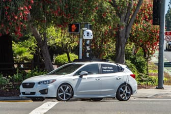ARCHIV - 03.05.2019, USA, Santa Clara: Ein Kamerafahrzeug von Apple, das Aufnahmen für den Kartendienst des iPhone-Konzerns macht, ist im Straßenverkehr unterwegs.