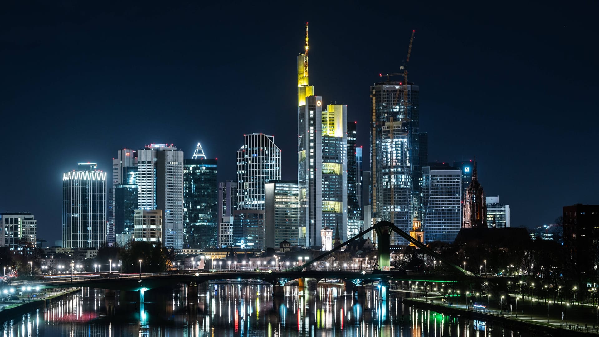 Die Skyline von Frankfurt am Main (Archivbild): Innerhalb Hessens unterscheiden sich die Armutsquoten der Regionen.