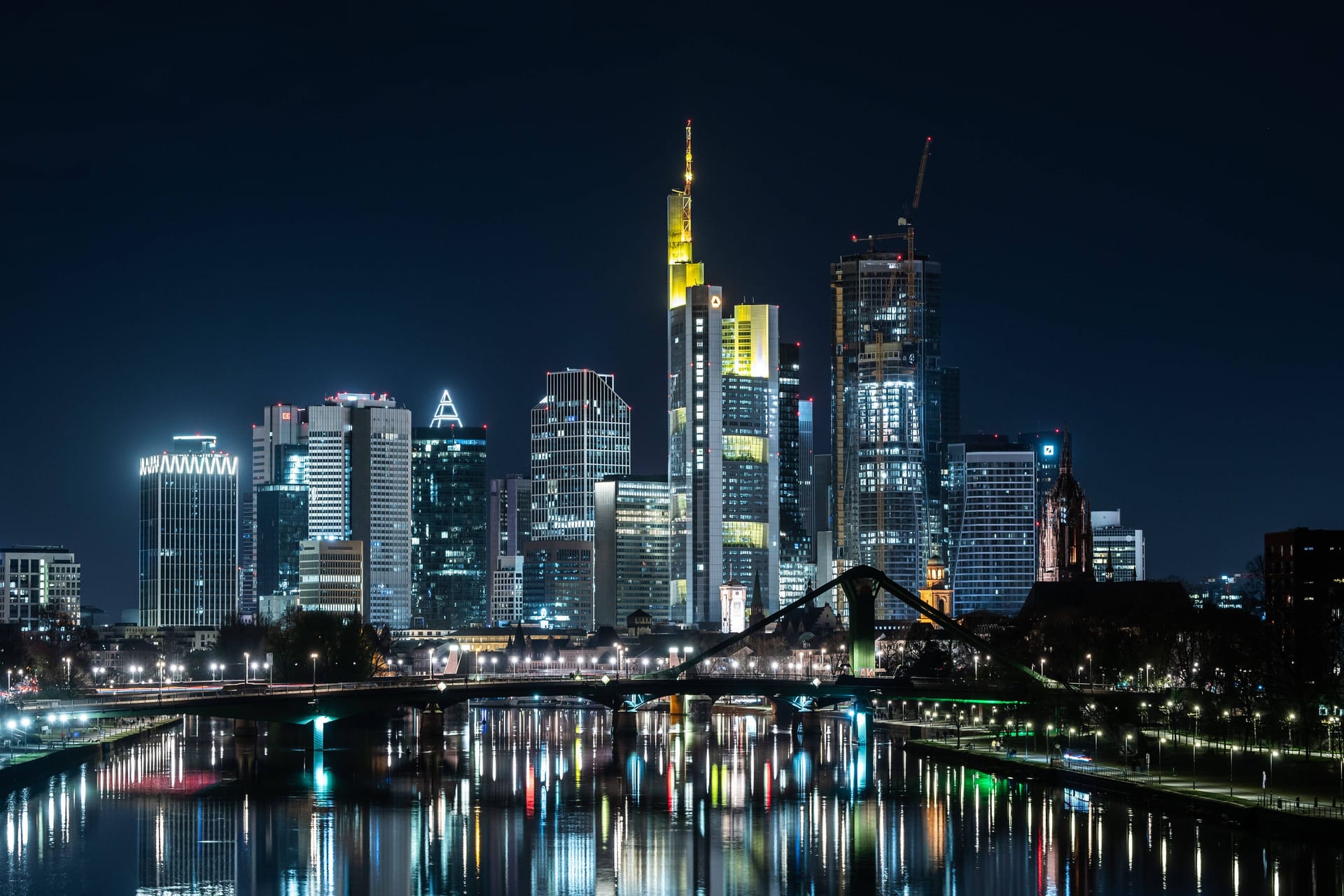 Die Skyline von Frankfurt am Main (Archivbild): Innerhalb Hessens unterscheiden sich die Armutsquoten der Regionen.