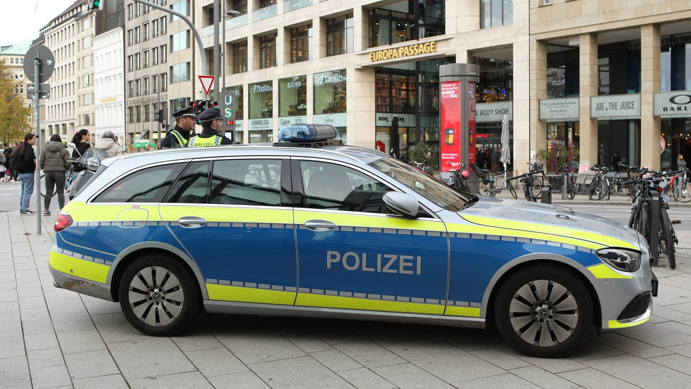 Ein Polizeiauto steht am Jungfernstieg vor der "Europa Passage" (Symbolbild): Im Januar ist dort eine junge trans Person attackiert worden.