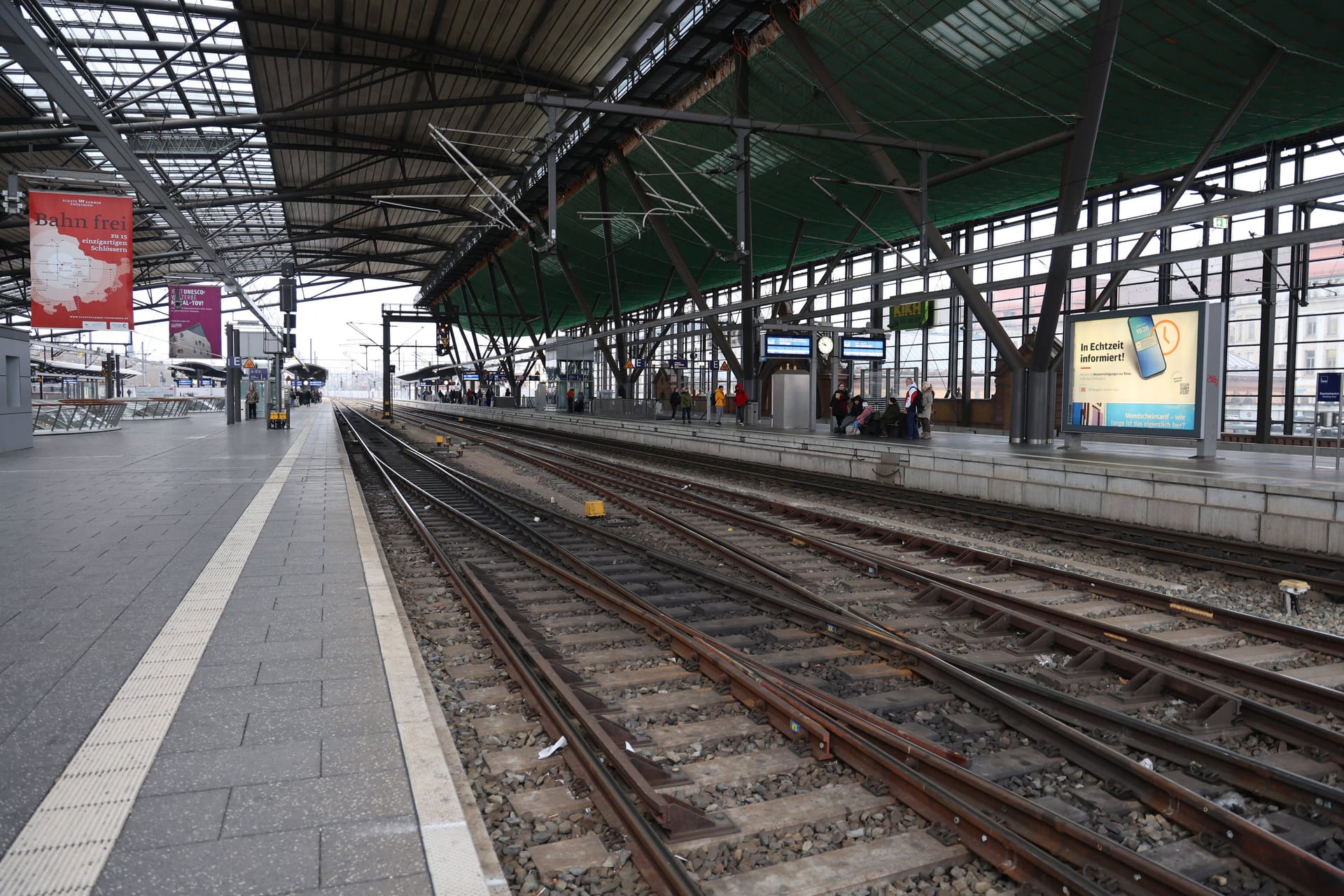 Hauptbahnhof Erfurt (Archivbild): Die Ermittlungen zum Tod des Mannes laufen.