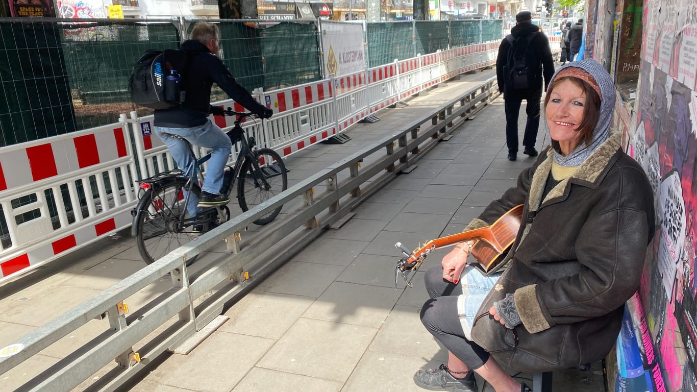Jenifer Divine sitzt unter der Schanzenbrücke und macht Musik – trotz der dortigen Baustelle.