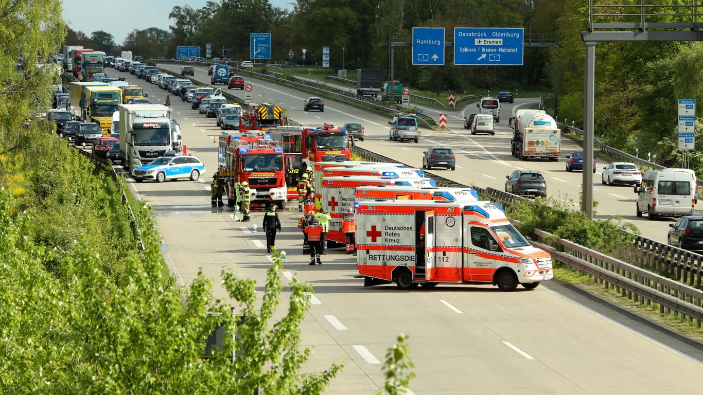 Viele Rettungskräfte auf der A27: Am Montag ist ein Autofahrer am Bremer Kreuz in zwei Fahrzeuge am Stauende aufgefahren.