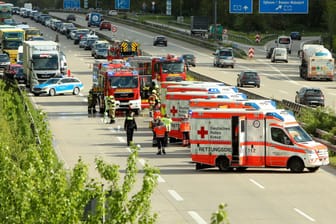 Viele Rettungskräfte auf der A27: Am Montag ist ein Autofahrer am Bremer Kreuz in zwei Fahrzeuge am Stauende aufgefahren.