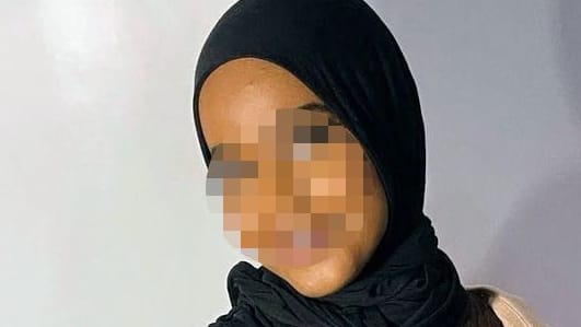 Foto der Verstorbenen (verpixelt): Die 15-Jährige wurde nicht angewiesen, ihren Hidschab abzulegen.