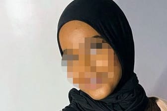 Foto der Verstorbenen (verpixelt): Die 15-Jährige wurde nicht angewiesen, ihren Hidschab abzulegen.