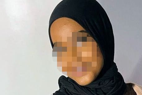 Foto der Verstorbenen (verpixelt): Die 15-Jährige wurde nicht angewiesen, ihren Hidschab abzulegen.