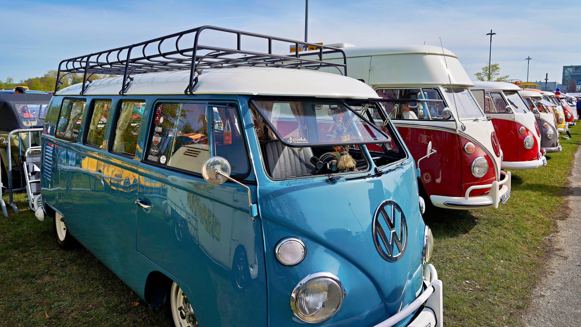 VW-Bullis beim 40. Maikäfertreffen auf dem Messeparkplatz West (Archivbild): Camping-Fans erwartet in diesem Jahr ein paar besondere Highlights in Hannover.