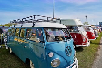 VW-Bullis beim 40. Maikäfertreffen auf dem Messeparkplatz West (Archivbild): Camping-Fans erwartet in diesem Jahr ein paar besondere Highlights in Hannover.