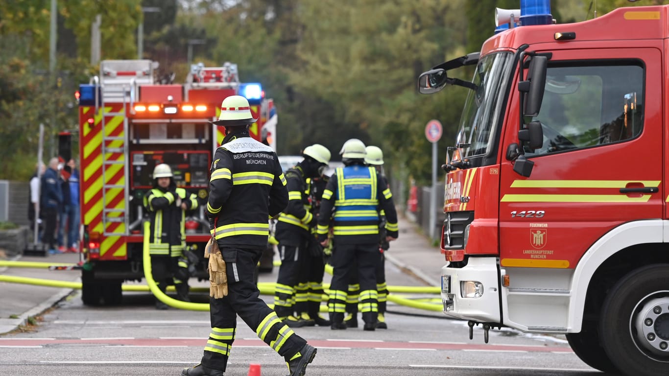 Wohnungsbrand in München (Symbolbild): am Sonntagmorgen waren Feuerwehr und Rettungskräfte im Einsatz.