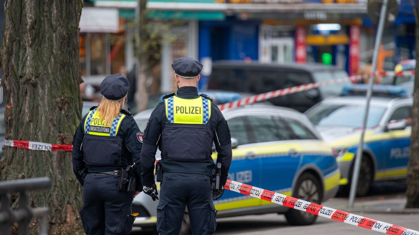 Polizisten stehen im Bahnhofsviertel St. Georg hinter einem Absperrband: Auf dem Gehweg am Steindamm Ecke Adenauerallee wurde ein Mann gefunden, der lebensgefährlich verletzt worden war.