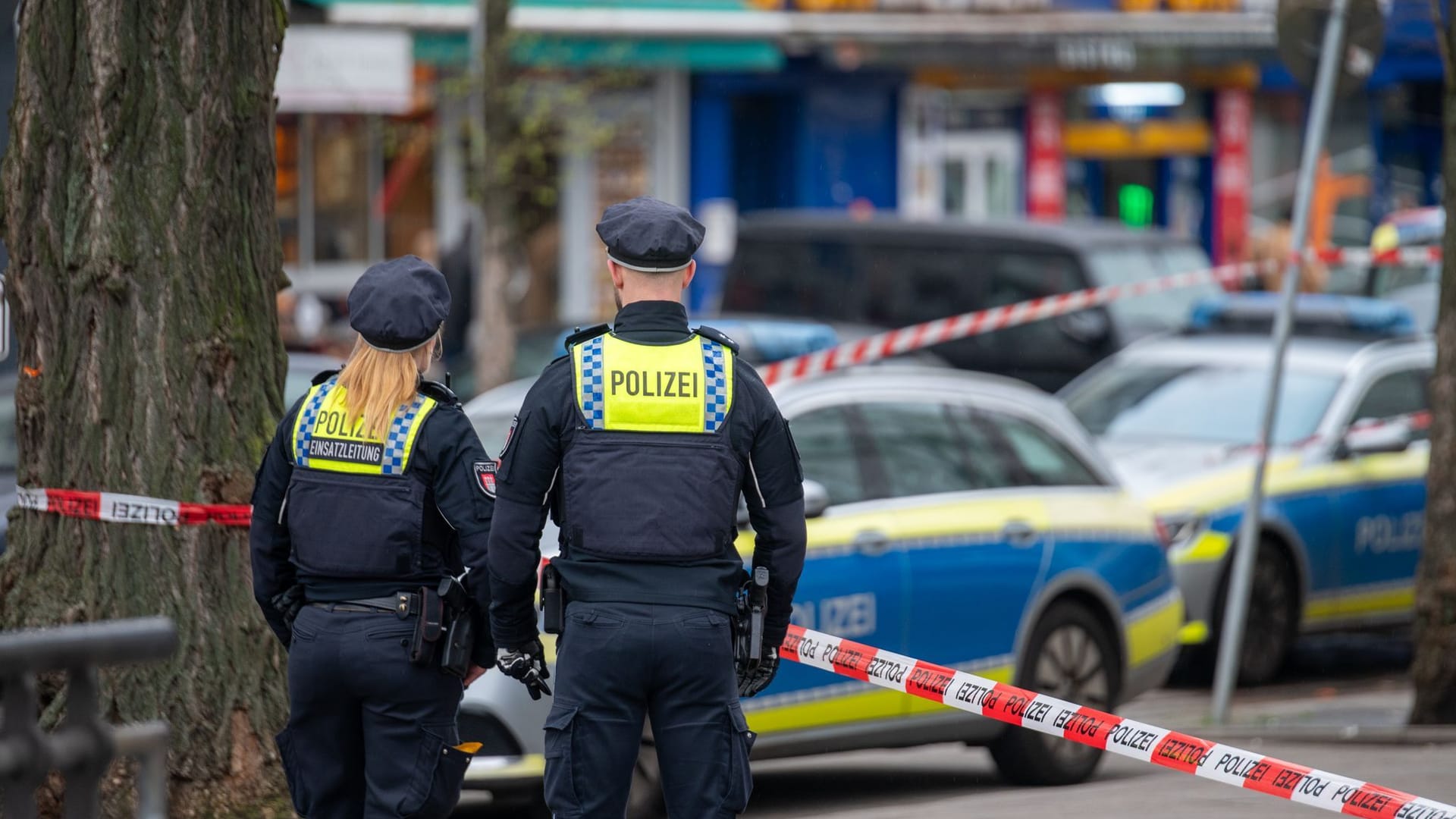 Polizisten stehen im Bahnhofsviertel St. Georg hinter einem Absperrband: Auf dem Gehweg am Steindamm Ecke Adenauerallee wurde ein Mann gefunden, der lebensgefährlich verletzt worden war. Polizisten stehen im Bahnhofsviertel St. Georg hinter einem Absperrband: Auf dem Gehweg am Steindamm Ecke Adenauerallee wurde ein Mann gefunden, der lebensgefährlich verletzt worden war.