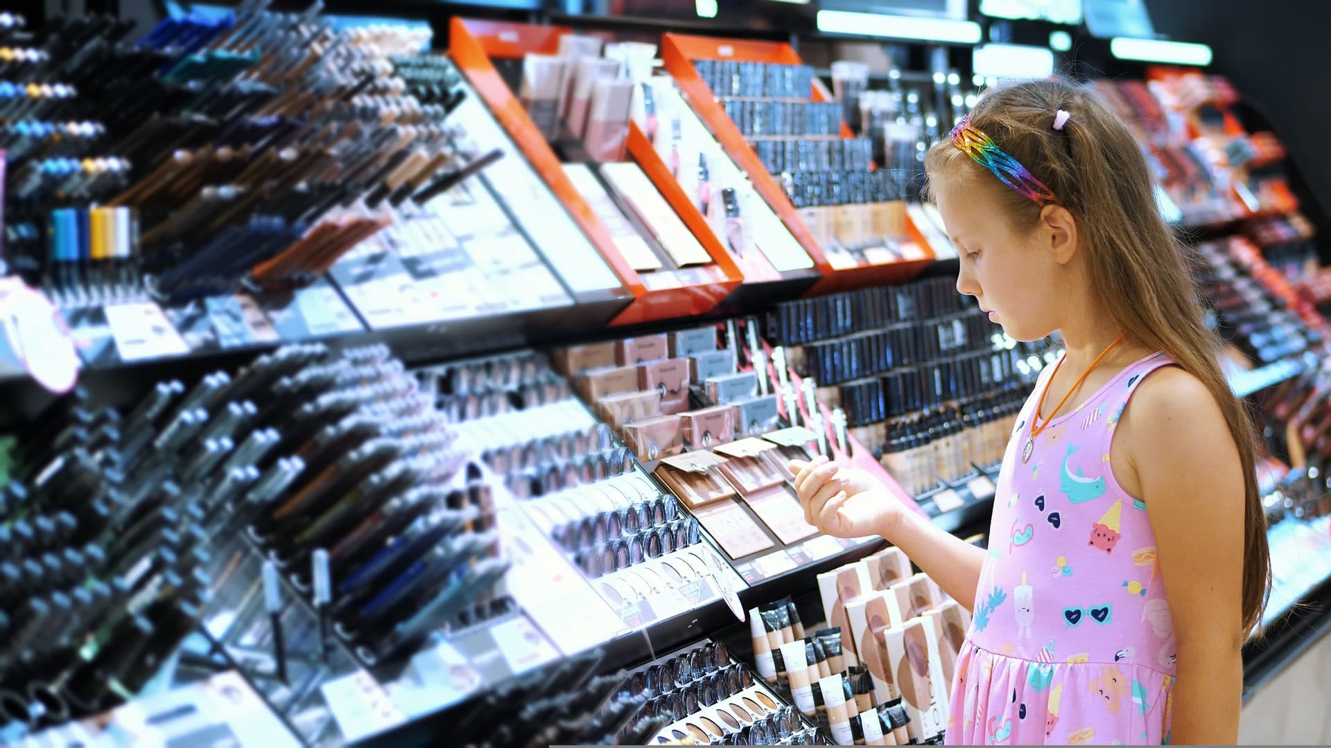 Im Drogeriemarkt: Beim aktuellen Trend werden Kinder sozialem Druck ausgesetzt – das kann der Kinderseele schaden.