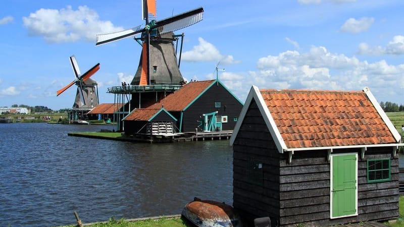 Nah am Wasser gebaut: zwei historische Windmühlen am Zaan-Fluss.