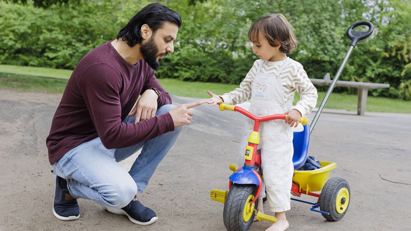 Vater mit Kind auf einem Spielplatz (Archivbild): Mit dem Vorschlag von drei rechtlichen Elternteilen gäbe es mehr Sorge-Möglichkeiten als zuvor.