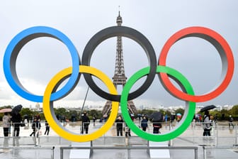 Der Eiffelturm: Im Vordergrund wurden die Olympischen Ringe aufgestellt.