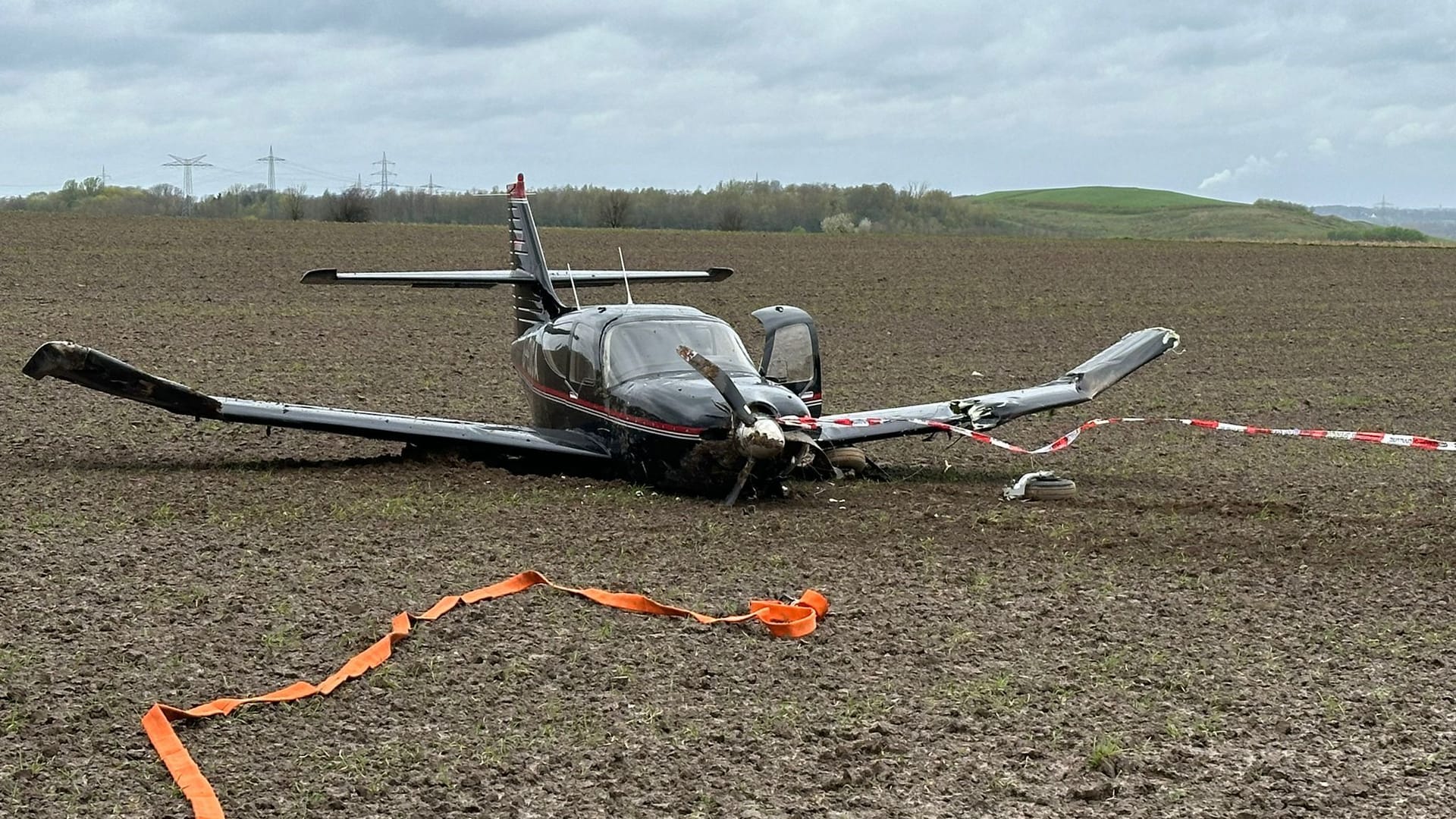 Das verunfallte Flugzeug auf einem Acker neben dem Flughafen.