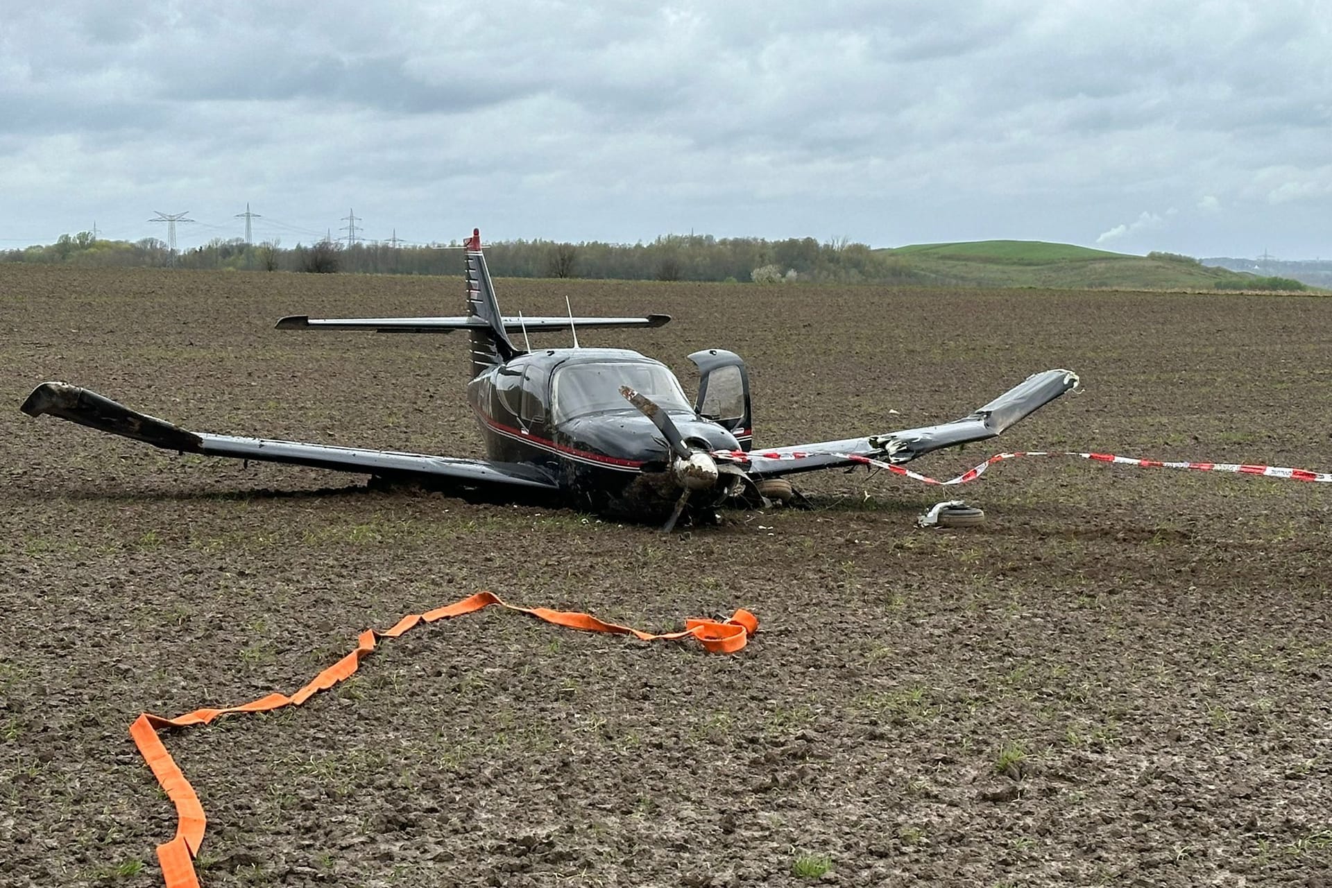 Das verunfallte Flugzeug auf einem Acker neben dem Flughafen.