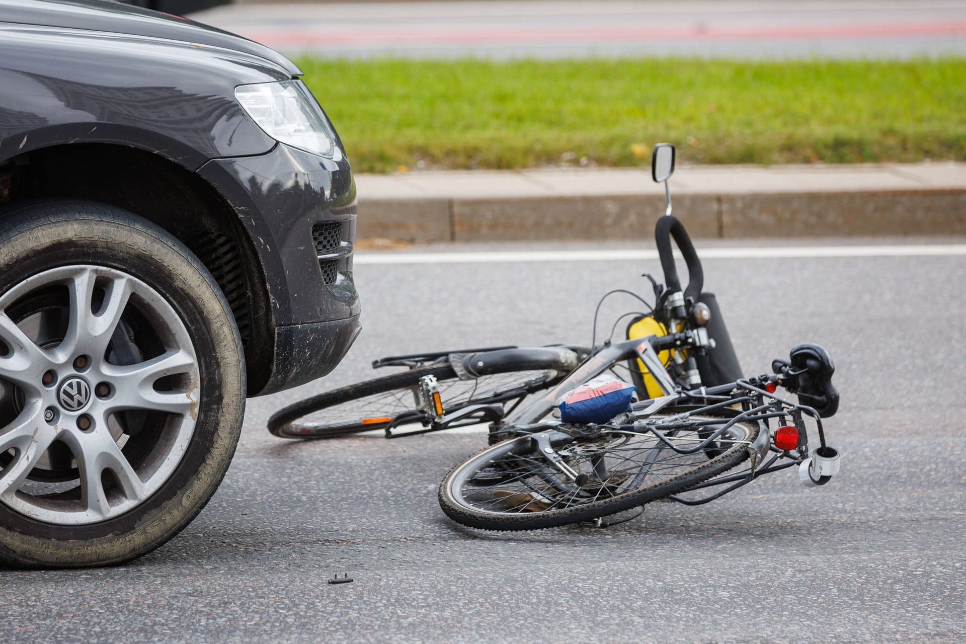 Unfallszene (Archivbild): In Berlin hat eine Unbekannte eine Radfahrerin und ein Kind angefahren.