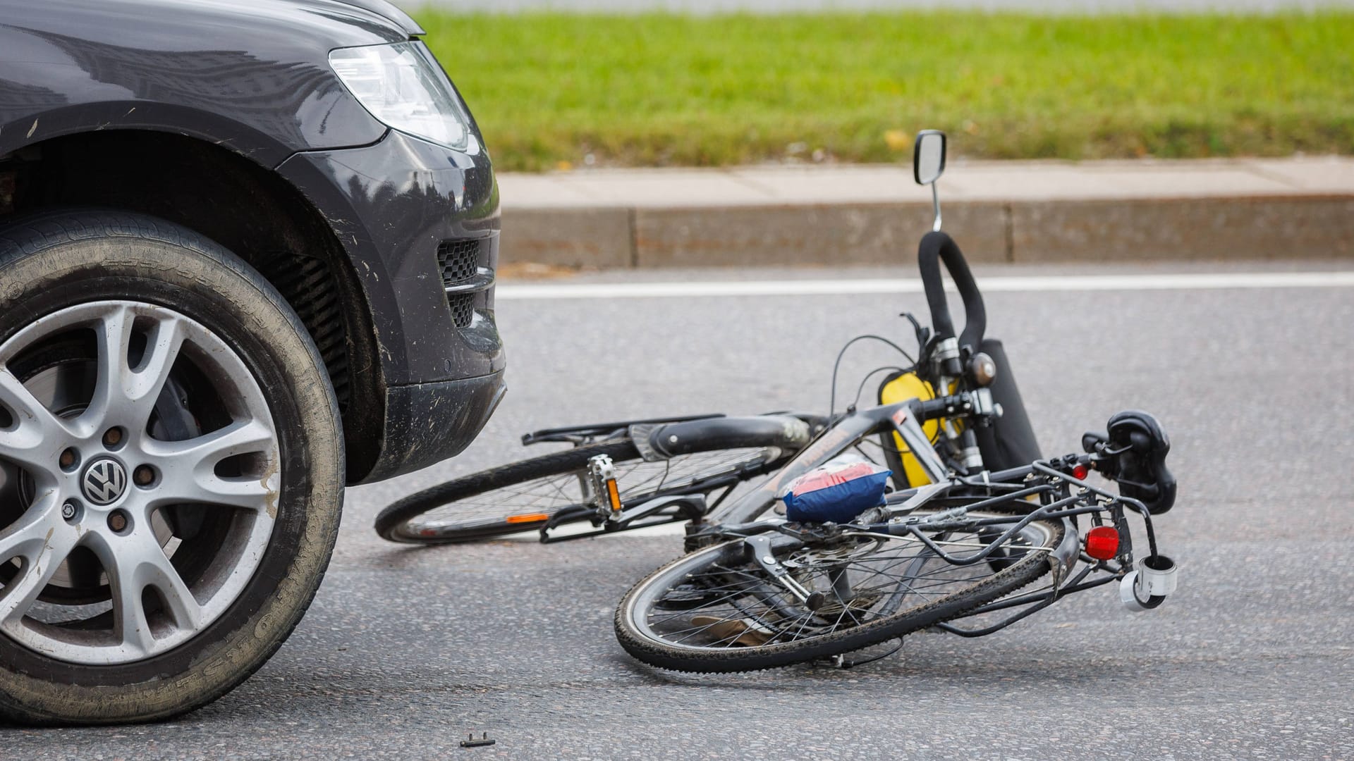 Unfallszene (Archivbild): In Berlin hat eine Unbekannte eine Radfahrerin und ein Kind angefahren. Unfallszene (Archivbild): In Berlin hat eine Unbekannte eine Radfahrerin und ein Kind angefahren.