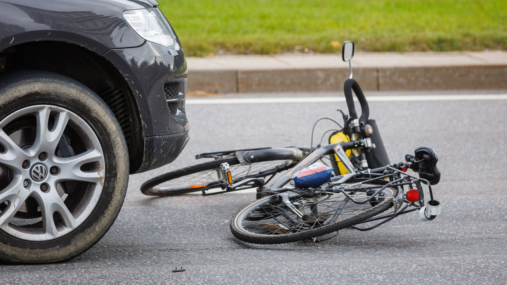 Unfallszene (Archivbild): In Berlin hat eine Unbekannte eine Radfahrerin und ein Kind angefahren.