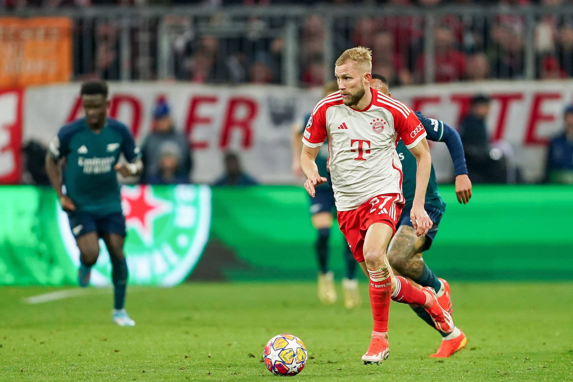 Konrad Laimer: Blieb, wie von Tuchel angekündigt, in der Startelf. Vertändelte den Ball vor Ödegaards Großchance (30.). Noch schlimmerer Ballverlust, den er selbst im Sechzehner gerade noch klärte (38.). Starke Balleroberung (59.). Sein kämpferischer Einsatz stimmte, er blieb aber ein Unsicherheitsfaktor. Note 4